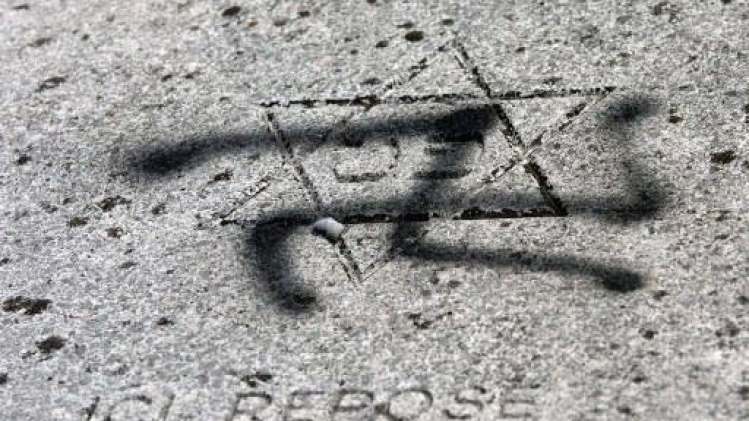 Le cimetière juif de Kraainem tagué de croix gammées et d'étoiles de David