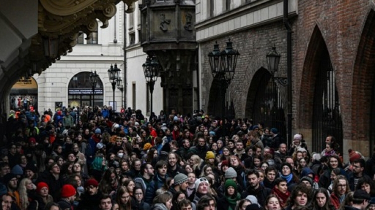 Marche estudiantine silencieuse dans la ville en commémoration des victimes