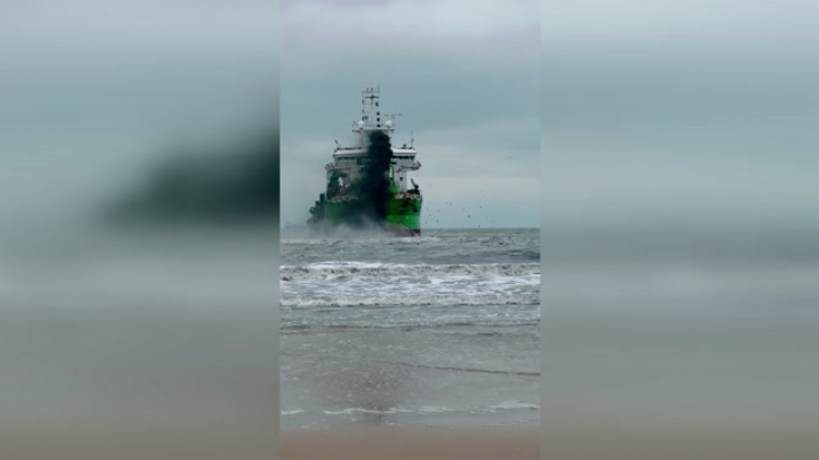 Alors qu'elle se promenait sur la plage, Manon fut très surprise en apercevant au loin un impressionnant bateau en train de déverser une étrange substance dans la mer. Mais que faisait exactement ce bateau ? Quelle matière jetait-il dans la mer ? Élément de réponse.