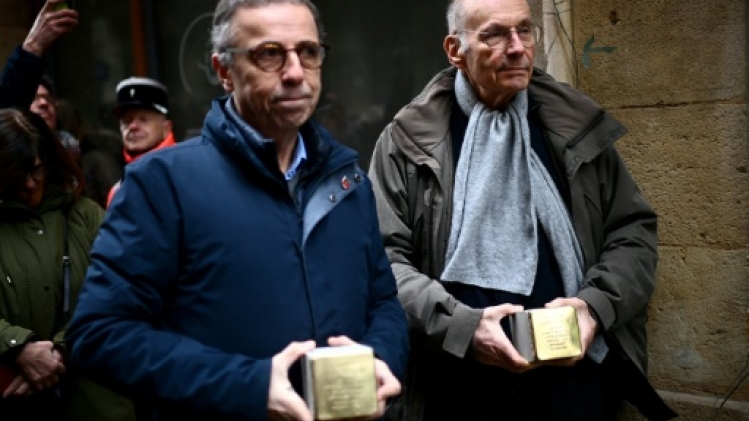 Des pavés de la mémoire en hommage aux parents déportés de Boris Cyrulnik
