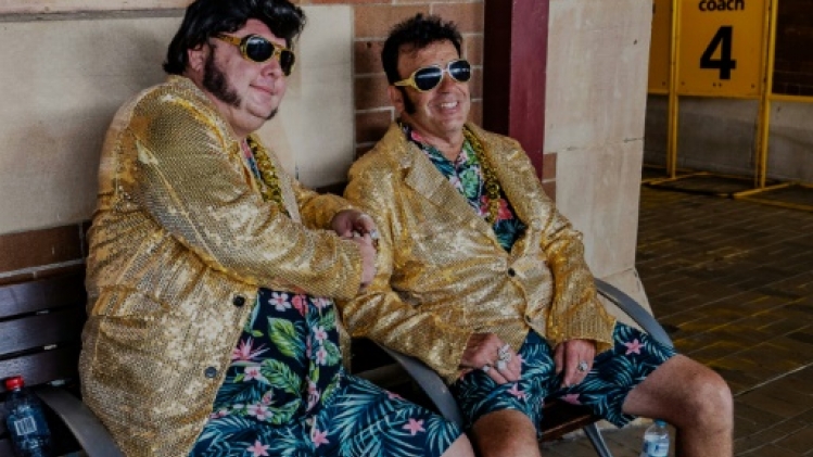Bananes, rouflaquettes et paillettes à bord du train d'Elvis en Australie