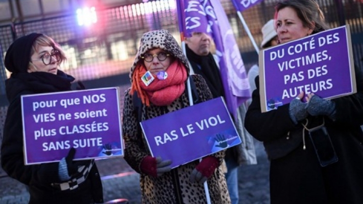 France: rassemblements contre les violences sexuelles et le soutien de Macron à Depardieu