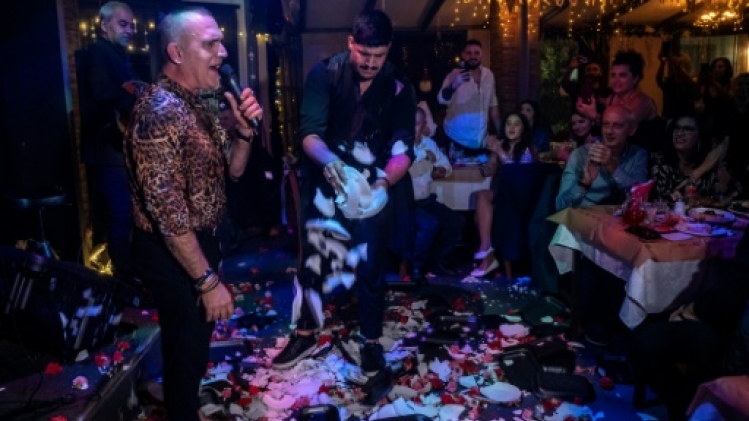 Chanter, boire, danser et casser des assiettes, au coeur des nuits de fête en Grèce