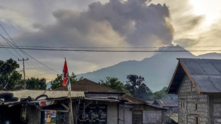 Éruption de deux volcans sur les îles de Sumatra et de Florès en Indonésie
