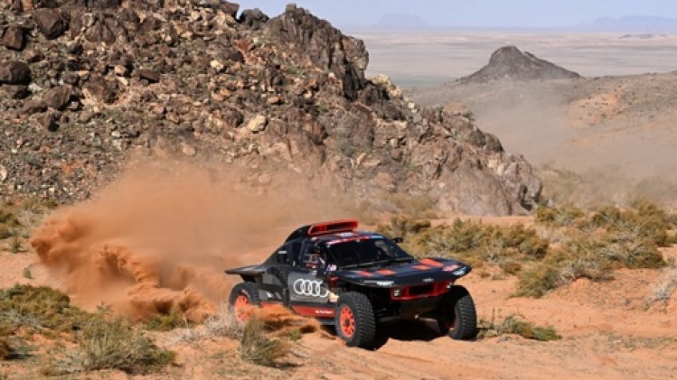 Loeb reprend 7 minutes à Sainz en tête du général, la 10e étape pour Guerlain Chicherit