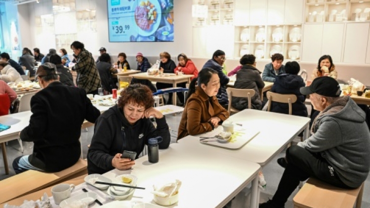 Au Ikea de Shanghai, seniors cherchent âme soeur