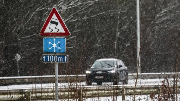 La vigilance aux conditions glissantes toujours en cours sur les routes belges