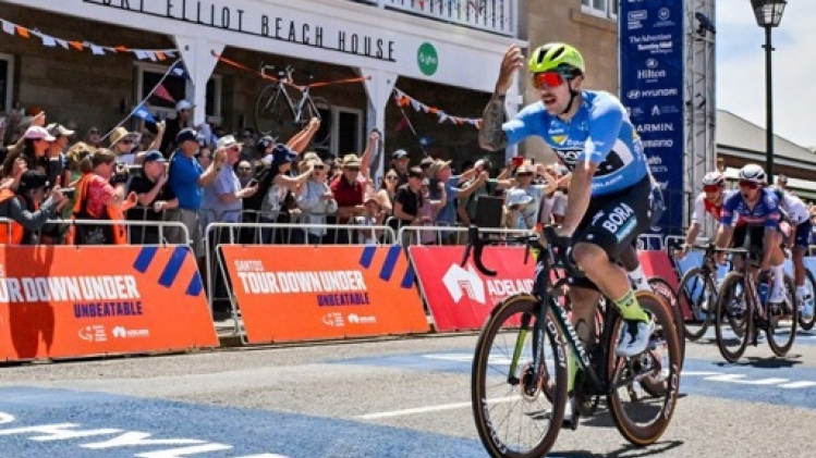 Sam Welsford célèbre son 28e anniversaire avec un triplé sur la 4e étape