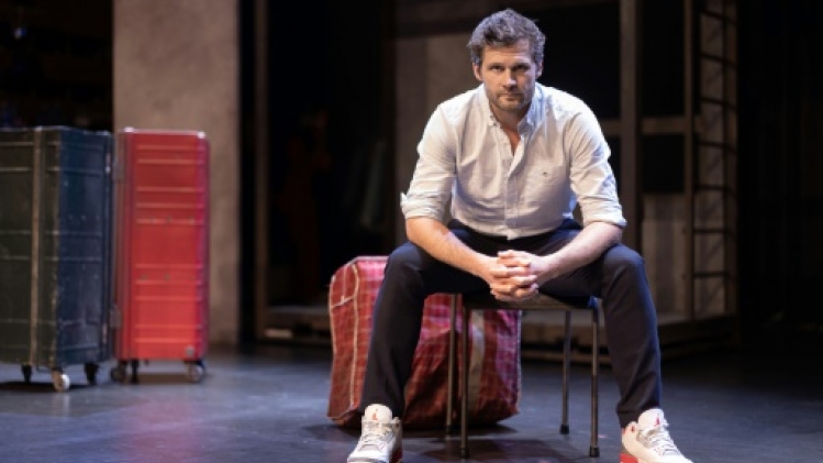 Théâtre: Passeport, le message politique d'Alexis Michalik sur les réfugiés