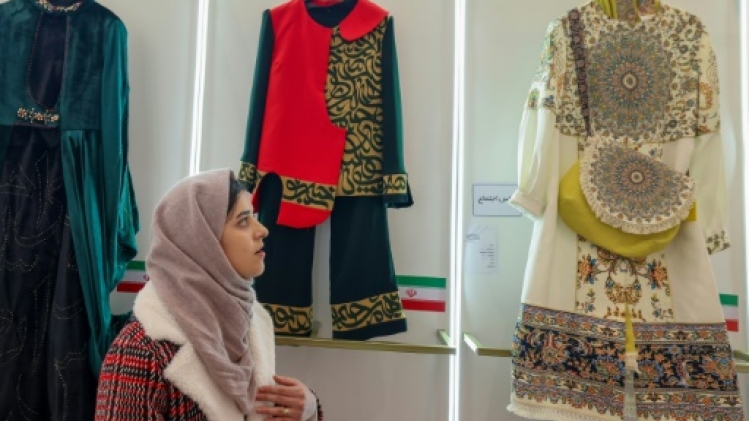 Loin du noir, la mode joue avec les couleurs en Iran
