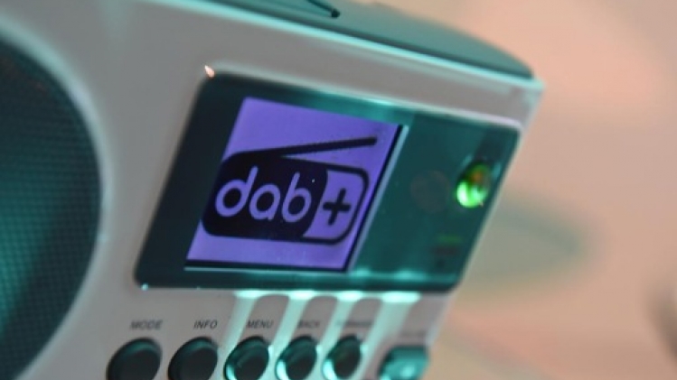 La consommation numérique de la radio devrait rattraper l'écoute FM en 2024