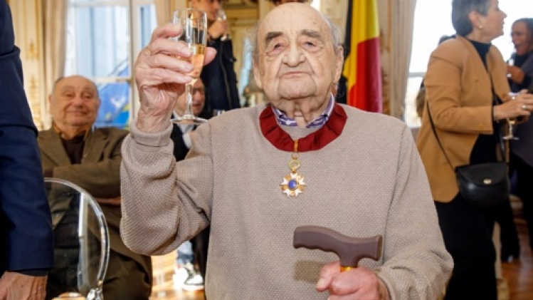 Le survivant des camps Siegi Hirsch fait Commandeur de l'Ordre de la Couronne