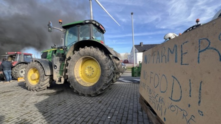 Les accès à l'autoroute de Wallonie bloqués par les agriculteurs à Villers-le-Bouillet