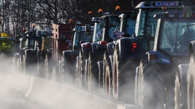 Les tracteurs agricoles en cortège sur l'autoroute A7/E19 à Feluy
