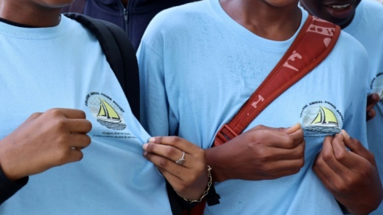 Tenue unique: vague bleu ciel dans un collège de La Réunion