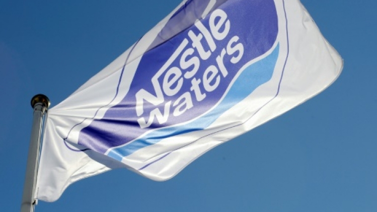 Eaux minérales: l'Anses recommande une surveillance renforcée de sites de Nestlé