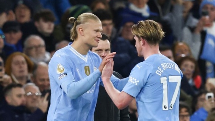 Manchester City, avec De Bruyne passeur, domine Burnley malgré un but d'Al-Dakhil