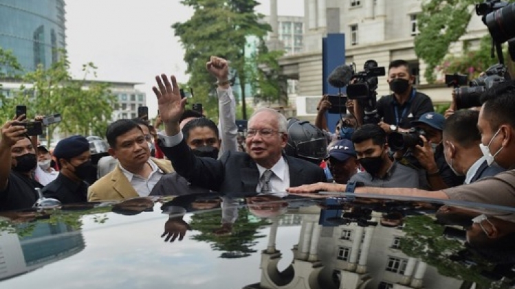 La Malaisie réduit de moitié la peine de prison de l'ex-Premier ministre Najib Razak