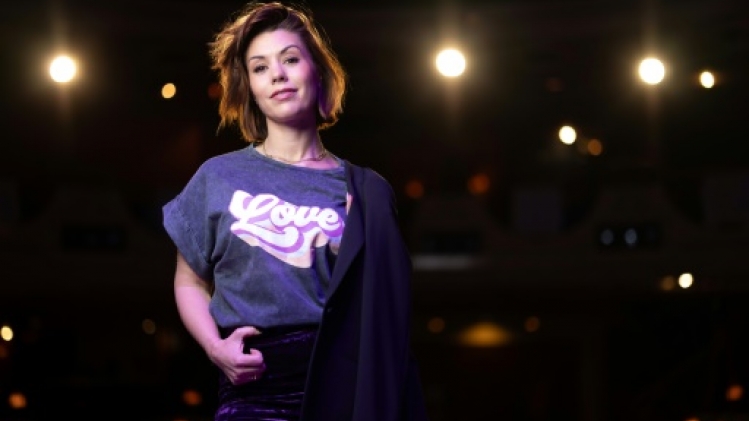 Laurie Peret, le stand-up musical de meuf à meuf mais pas que