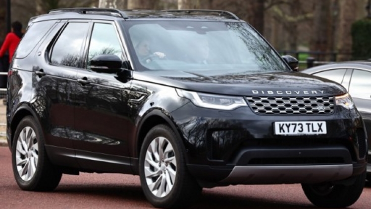 Le prince Harry sur le départ après une visite express, William reprend ses engagements