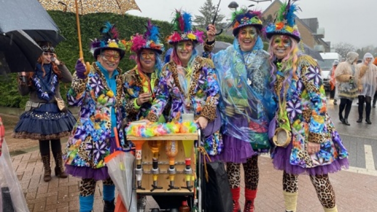 Des milliers de vieilles femmes pour lancer les festivités carnavalesques