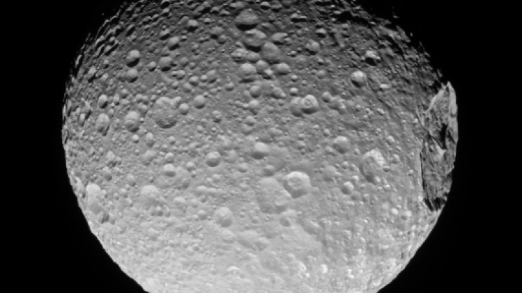 Bienvenue sur Mimas, lune glacée de Saturne et son océan propice à la vie