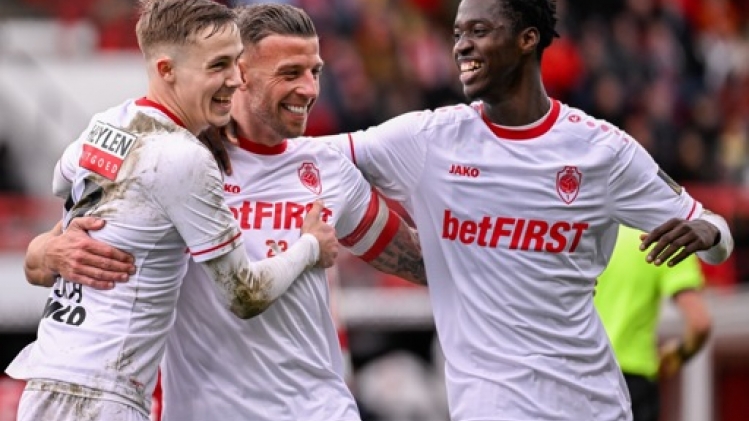 L'Antwerp écrase le RWDM en une mi-temps et revient à hauteur de Bruges