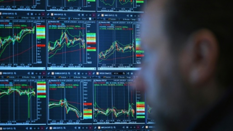 Wall Street oscille autour de ses records en attendant des données économiques