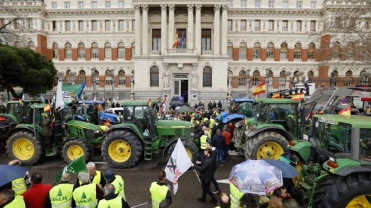 Espagne: des tracteurs en plein Madrid devant le ministère de l'Agriculture