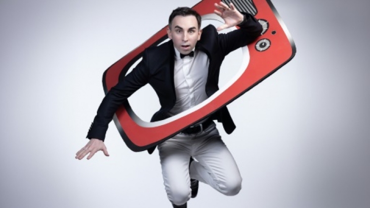 Jordan De Luxe, le confesseur des stars au culot et en noeud papillon