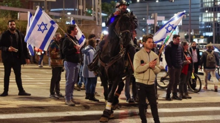 Des milliers d'Israéliens ont manifesté contre le gouvernement à Tel Aviv, entre autres