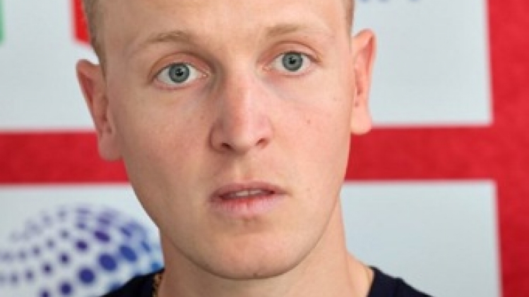 Tim Merlier gagne au sprint la première étape marquée par une grosse chute dans le peloton