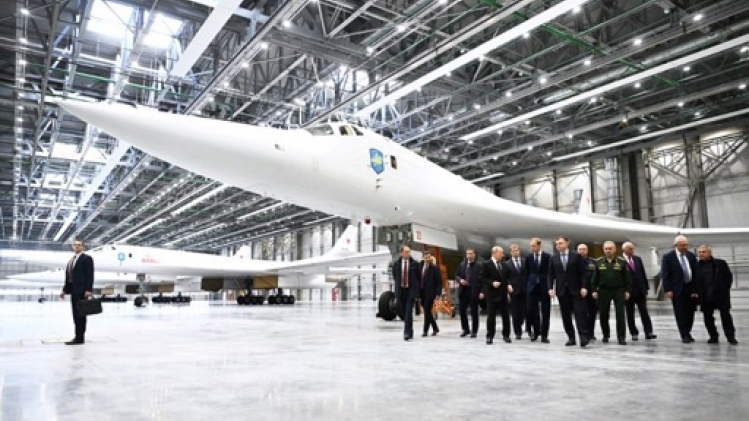 Poutine fait un tour dans un bombardier supersonique