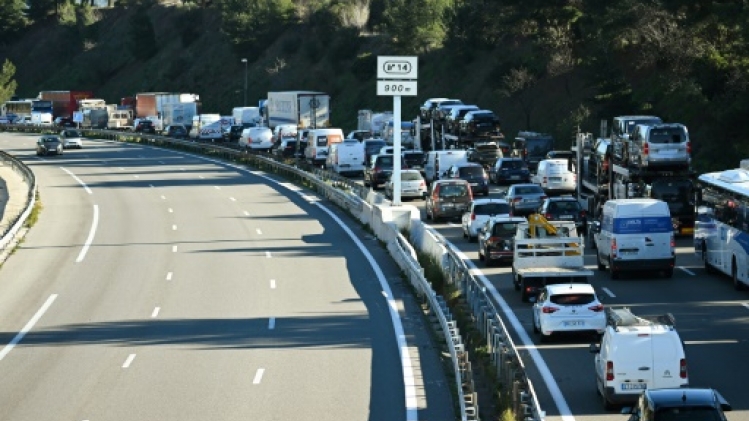 Trafic routier: une journée de chassé-croisé difficile en direction des Alpes