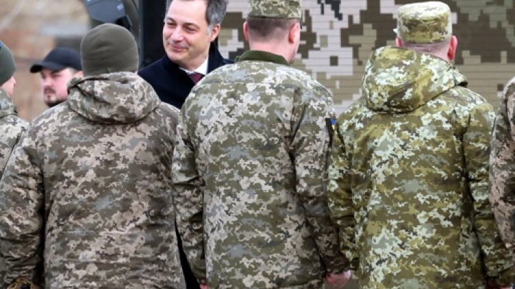 De Croo rend hommage aux soldats ukrainiens sur le tarmac de Hostomel