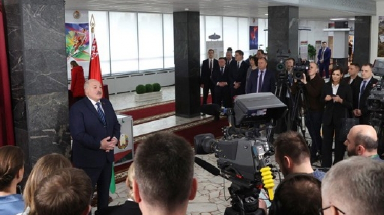 Bélarus: le président annonce se représenter en 2025 le jour des législatives