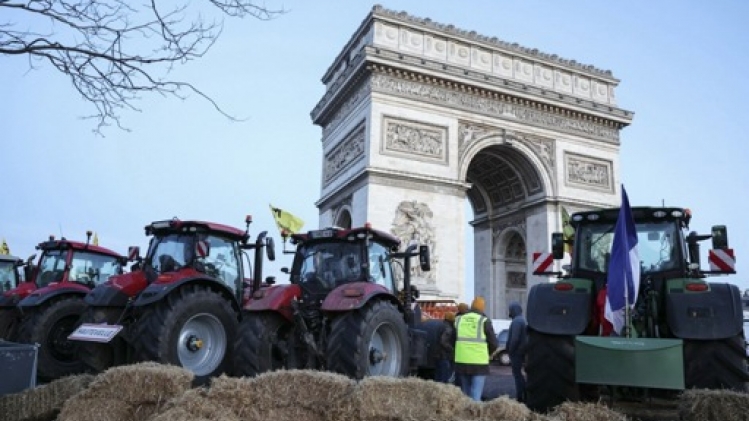 France: action d'agriculteurs autour de l'Arc de Triomphe à Paris