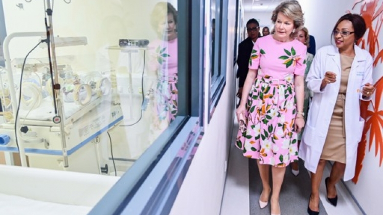 La reine Mathilde visite un hôpital pour mères et enfants en Côte d'Ivoire