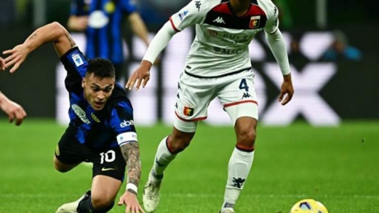 L'Inter bat le Genoa de Koni De Winter et s'envole à 15 points