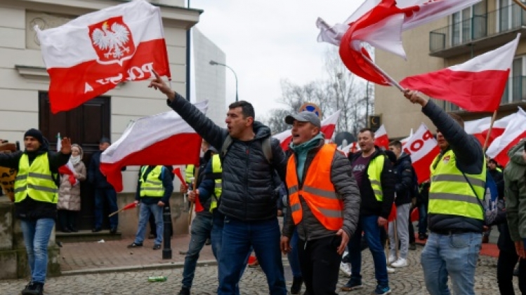 Des milliers d'agriculteurs en colère manifestent à Varsovie, quelques policiers blessés