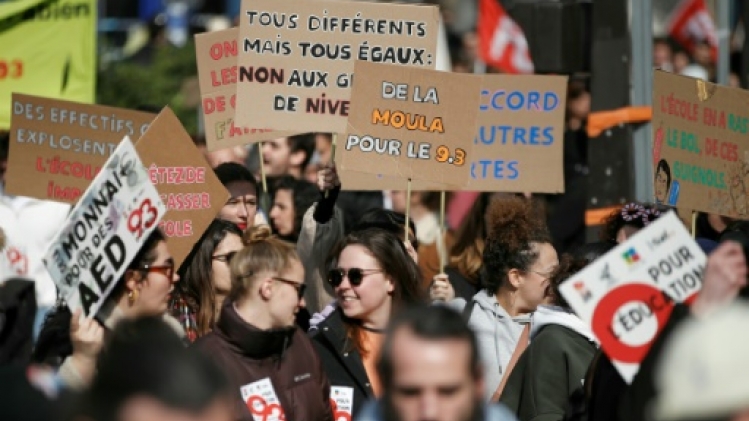 Education: le public dans la rue, le privé dans le viseur de députés