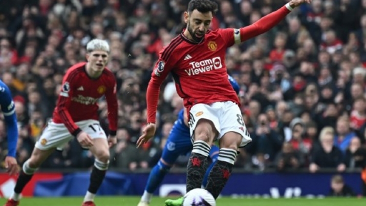 Deux buts sur penalty permettent à Manchester United de battre Everton