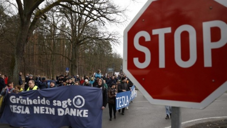Manifestation contre le projet de Tesla d'agrandir son usine en Allemagne