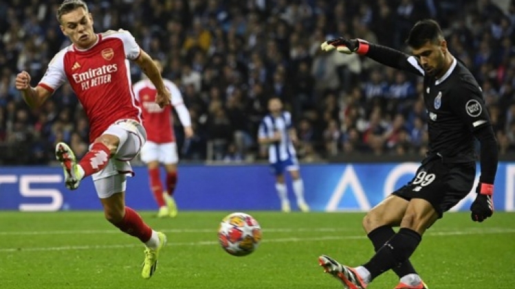 Malgré un but de Trossard, Arsenal doit passer par les tirs au but pour éliminer Porto