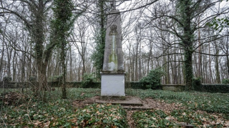 Sous le lierre, le cimetière des fous de Prague cache des légendes