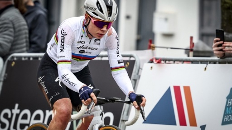 Lotte Kopecky s'impose en solitaire et signe le doublé