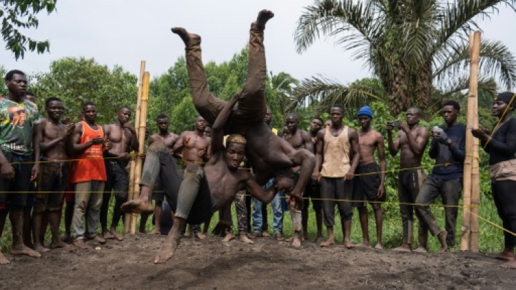 En Ouganda, les rêves de gloire des catcheurs de boue