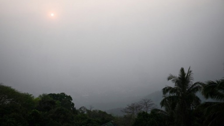 La ville touristique de Chiang Mai, en Thaïlande, sous un épais brouillard de pollution