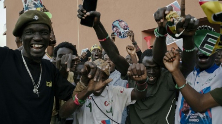 Sénégal: le camp antisystème sort renforcé de son bras de fer avec Macky Sall