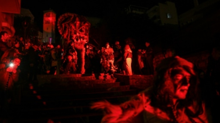 En Grèce, le carnaval à son apogée célèbre la nuit des fantômes